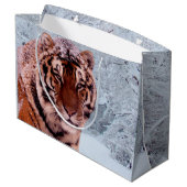 Tiger und Schnee Große Geschenktüte (Rückseite Schrägansicht)