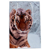 Tiger und Schnee Mittlere Geschenktüte (Vorderseite)