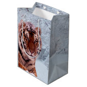 Tiger und Schnee Mittlere Geschenktüte (Rückseite Schrägansicht)