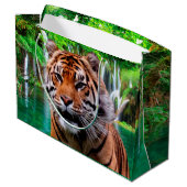 Tiger und Wasserfall Große Geschenktüte (Rückseite Schrägansicht)