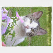 Tiger und White Kitty in den Blume Fleecedecke (Vorderseite (Horizontal))
