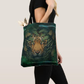 Tiger versteckt sich im Laub Tasche (Von Nahem)