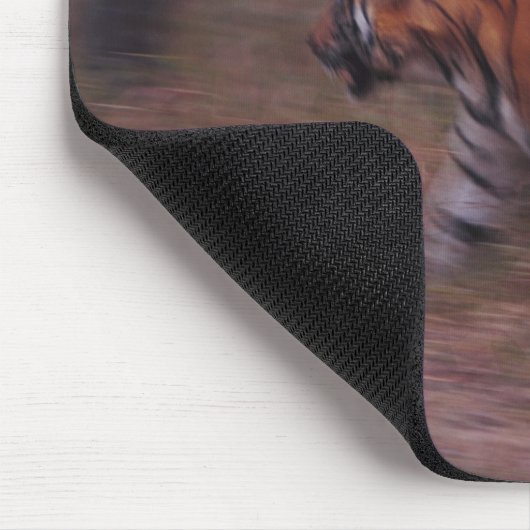 Tiger Walking durch Wald Mousepad (Ecke)