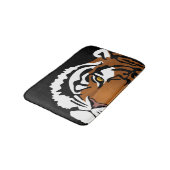 Tiger, wilde Katze auf schwarz Badematte (Schrägansicht)