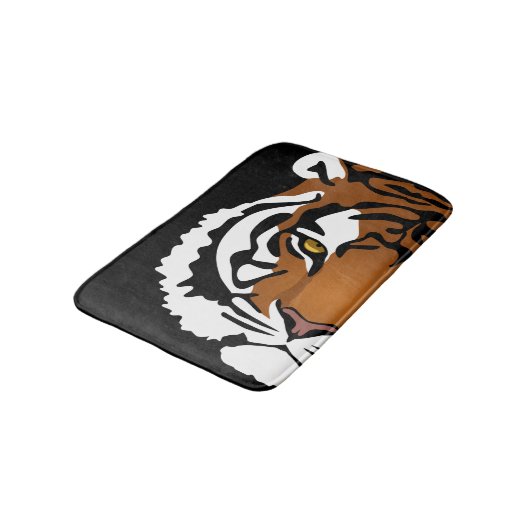 Tiger, wilde Katze auf schwarz Badematte (Schrägansicht)