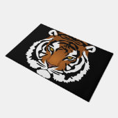 Tiger, wilde Katze auf schwarz Fußmatte (Schrägansicht)