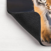 Tiger Wildlife Animal auf Straße im Freien Mousepad (Ecke)