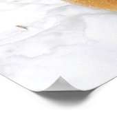 Tiger zeigt seine Fangzähne beim Schneevergnügen Poster (Ecke)