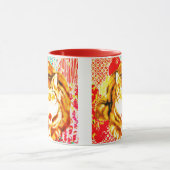 Tigergelbe Katze Rote Whimsical Hintergrund Tasse (Zentrum)