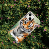 Tigerjunges im Wald iPhone Hülle