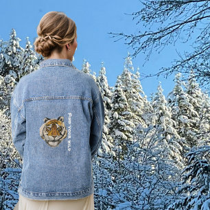 Tigermalerei, die sich den Text der Kamera ansieht Jeansjacke