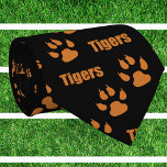 Tigerpaw-Prints mit Tigertext Krawatte<br><div class="desc">Tigerpaw druckt mit Tiger-Text auf einem schwarzen Hintergrund. Dies ist auch mit weißem Hintergrund verfügbar.</div>