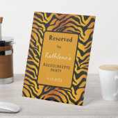 Tigerstreifen vorbehaltenes Schild (In SItu)