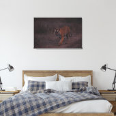 Tigerwanderungen auf dem Weg Leinwanddruck (Insitu (Schlafzimmer))