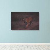Tigerwanderungen auf dem Weg Leinwanddruck (Insitu (Holzboden))
