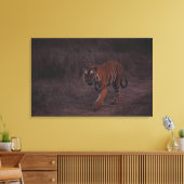 Tigerwanderungen auf dem Weg Leinwanddruck (Insitu (Wohnzimmer))