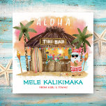 Tiki Beach Tropical Sunset Mele Kalikimaka Santa Feiertagskarte<br><div class="desc">Die Tropische Weihnachtskarte bietet Santa einen Urlaub in einem Tiki-Bar am Strand bei Sonnenuntergang mit Palmen, Urlaubserlebnissen und hawaiianischen "Aloha" und "Mele Kalikimaka" Grüße. Tropische Cocktails, Ananas, Blätter aus Hibiskus und Palmen, Surfbrett und Papagei in einem Piraten, der den Bar schmückt. Die Rückseite ist türkisblau-grün, der Gruß und die Namen...</div>