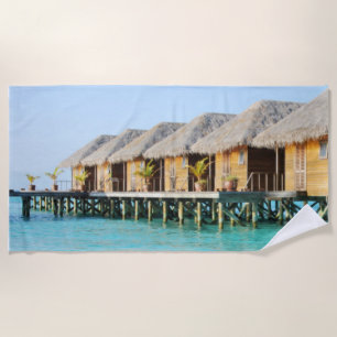 Tiki Huts auf einem Pier mit Strohdächern Strandtuch