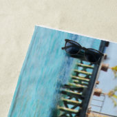 Tiki Huts auf einem Pier mit Strohdächern Strandtuch (Beispiel)