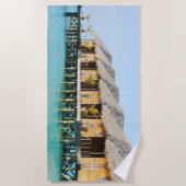 Tiki Huts auf einem Pier mit Strohdächern Strandtuch (Vorderseite)