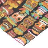 TIKI Muster 4 Tischdecke (Schrägansicht)