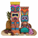 Tiki Totem-Skulptur Freistehende Fotoskulptur<br><div class="desc">5" x 7" AcrylFotoskulptur von zwei bunten hölzernen tiki Totems,  von Leu einer Orchidee,  von Ananas,  von Weintraube,  von Zitronenscheibe und von sortierten Seashells. Sehen Sie die gesamte Schiffbruch-Foto-Skulptursammlung im DEKOR | Stütze- u. Mittelstückabschnitt.</div>