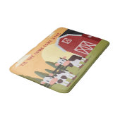 Til the Cows Come Home Two Cows Red Barn Sunrise Badematte (Schrägansicht)