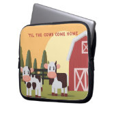 Til the Cows Come Home Two Cows Red Barn Sunrise Laptopschutzhülle (Vorderseite Links)