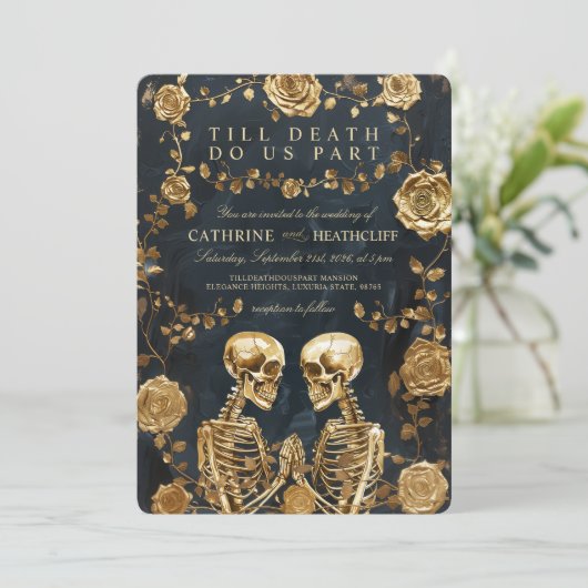 TILL TOD - GOLD Skelette und Rose Hochzeit Einladung (Stehend Vorderseite)