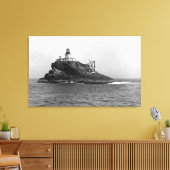 Tillamook Rock, dominiert von seinem Leuchtturm Leinwanddruck (Insitu (Wohnzimmer))
