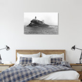 Tillamook Rock, dominiert von seinem Leuchtturm Leinwanddruck (Insitu (Schlafzimmer))