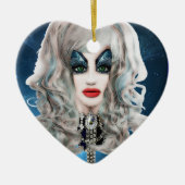 Tilly spritzt: Virtuelle Dragqueen Keramikornament (Vorne)