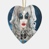 Tilly spritzt: Virtuelle Dragqueen Keramikornament (Links)