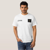 Tim Kelly zeigt John das Hemd T-Shirt (Vorne ganz)