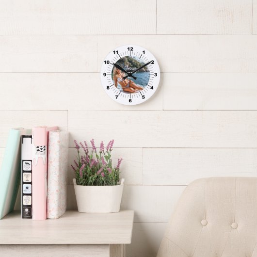 TIME! ⏰ Custom Wall Clock – Add Your Design Runde Wanduhr (Lesesaal)