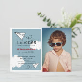 Time Fliegt Paper Flugzeug Blue Boy Foto Geburtsta Einladung (Stehend Vorderseite)