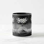 Time Hourglass Hände Stift zeichnend surreale Kuns Tasse (Zentrum)