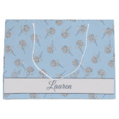  Timeless Botanical Bloom Soft Blue Monogram  Große Geschenktüte (Vorderseite)