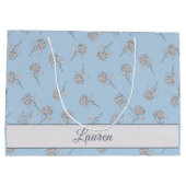  Timeless Botanical Bloom Soft Blue Monogram  Große Geschenktüte (Rückseite)