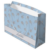  Timeless Botanical Bloom Soft Blue Monogram  Große Geschenktüte (Rückseite Schrägansicht)