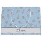  Timeless Botanical Bloom Soft Blue Monogram  Große Geschenktüte (Vorderseite)