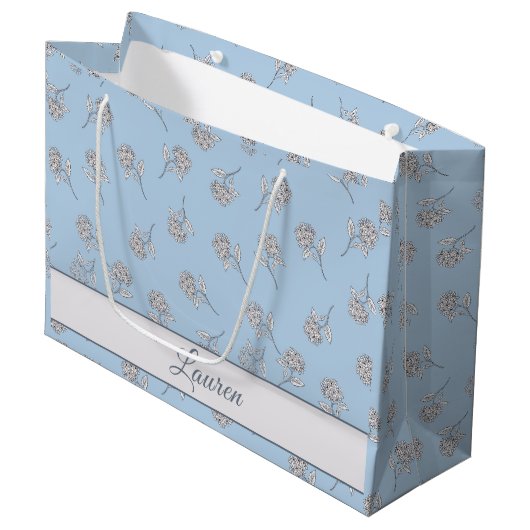  Timeless Botanical Bloom Soft Blue Monogram  Große Geschenktüte (Vorderseite Schrägansicht)