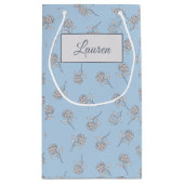 Timeless Botanical Bloom Soft Blue Monogram Kleine Geschenktüte (Rückseite)