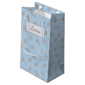 Timeless Botanical Bloom Soft Blue Monogram Kleine Geschenktüte (Rückseite Schrägansicht)