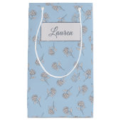 Timeless Botanical Bloom Soft Blue Monogram Kleine Geschenktüte (Vorderseite)