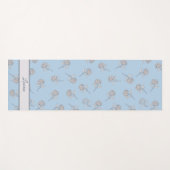 Timeless Botanical Bloom Soft Blue Monogram  Yogamatte (Vorderseite (Horizontal))