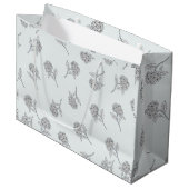 Timeless Botanical Bloom Soft Grey Große Geschenktüte (Vorderseite Schrägansicht)