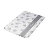 Timeless Botanical Bloom Soft Grey Monogram  Badematte (Schrägansicht)
