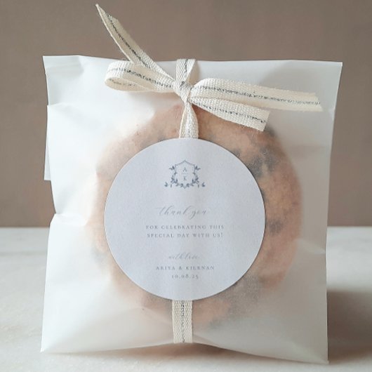 Timeless Vines Dusty Blue Crest Wedding Monogram Runder Aufkleber