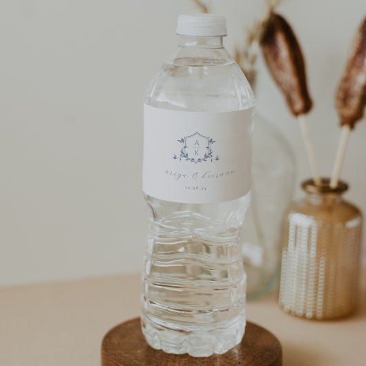 Timeless Vines Dusty Blue Crest Wedding Monogram Wasserflaschenetikett